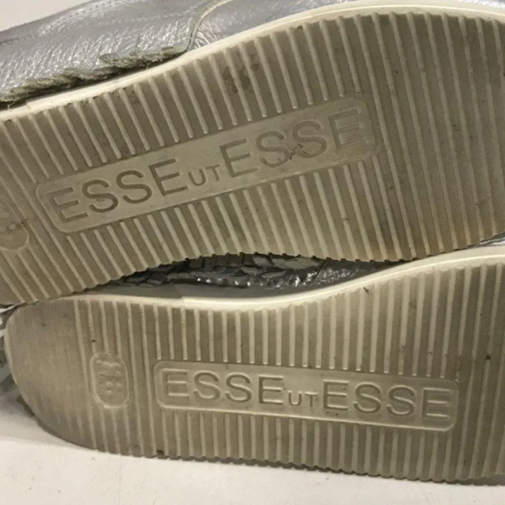 Women’s Esseutesse Silver Pebbled Grain Leather Fringe Sneakers Size 37